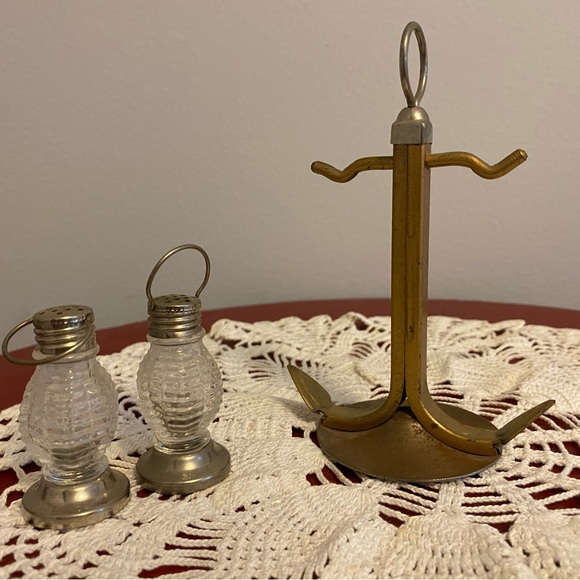 Vintage salt and pepper shakers with holder - Picture 2 of 4